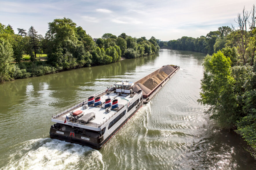 Transport fluvial à grand gabarit de granulats sur la Seine à Bougival